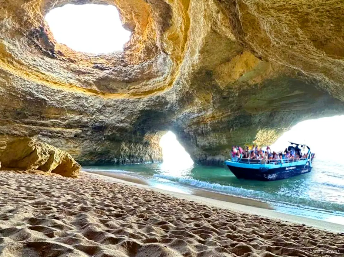 Bateau en recherche de dauphins lors de l'excursion grotte de Benagil et dauphins