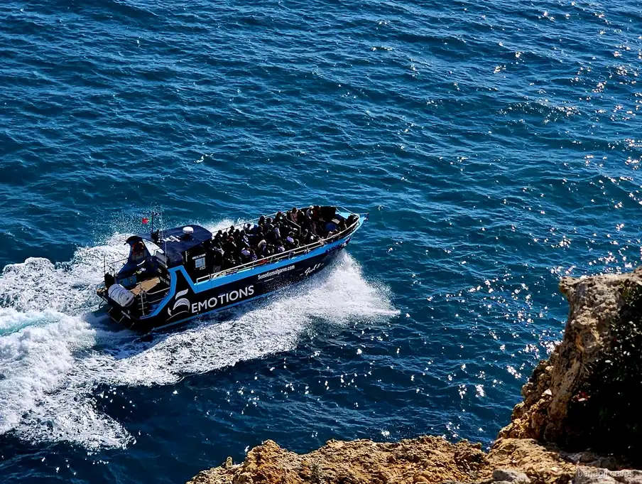 Algar de Benagil vu depuis la croisière avec observation des dauphins au départ de Portimão