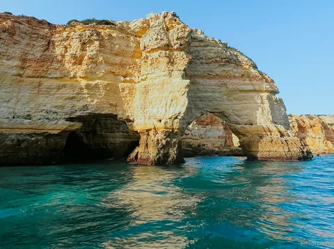 Plage sauvage sur l'itinéraire de l'excursion en bateau près de Benagil