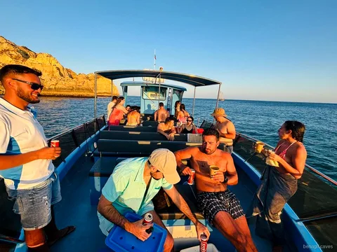 Kustlinjen vid Carvoeiro sedd under katamaranturen till Benagil-grottan