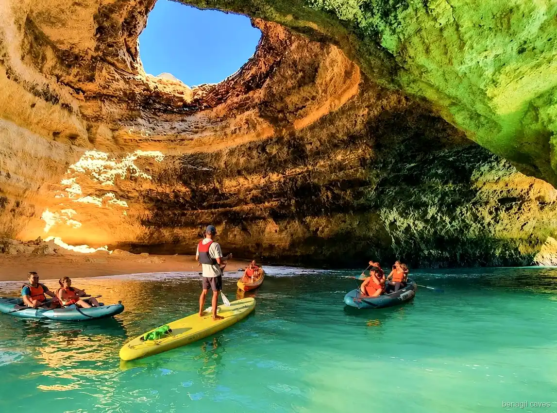 Guide menant une excursion en kayak vers l'entrée de la grotte de Benagil