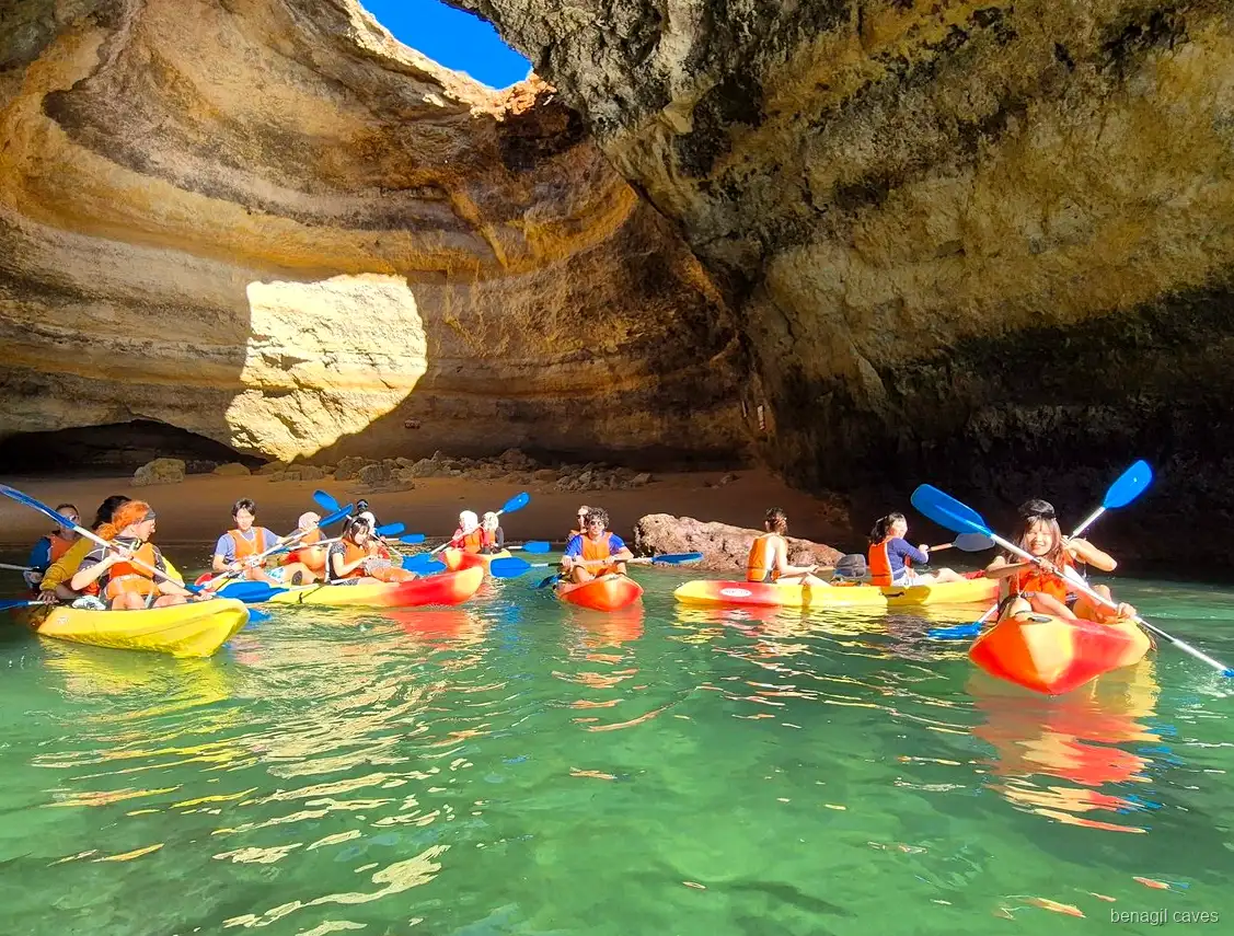 Kayakistes pagayant à l'intérieur de l'Algar de Benagil lors de l'excursion guidée