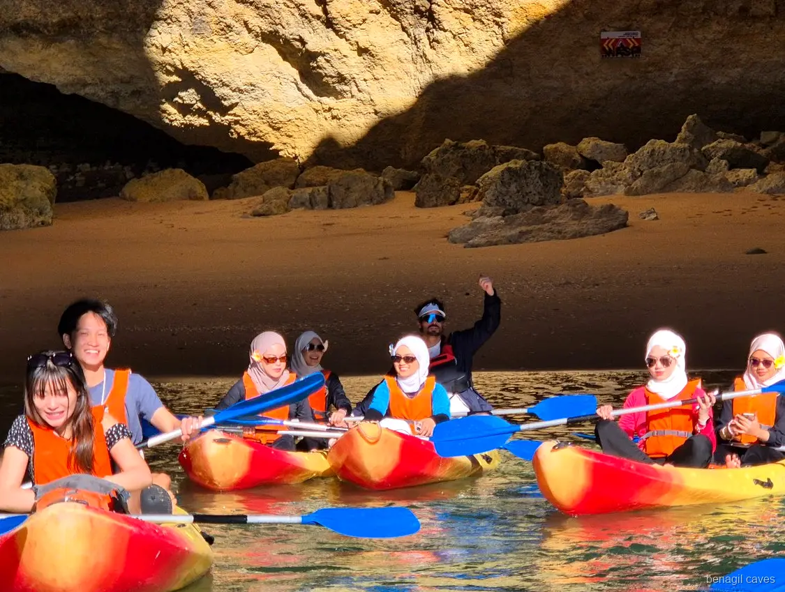 Pause baignade à Praia da Marinha lors de l'excursion en kayak à la grotte de Benagil