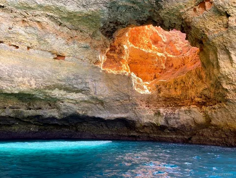 Claraboya dorada dentro del Algar de Benagil vista desde la excursión en lancha rápida