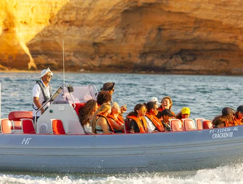 Passageiros com coletes salva vidas no passeio de lancha rápida às Grutas de Benagil