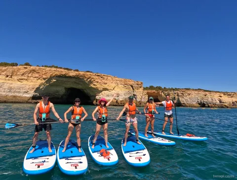 Guida che accompagna un piccolo gruppo durante il tour in SUP alla grotta di Benagil