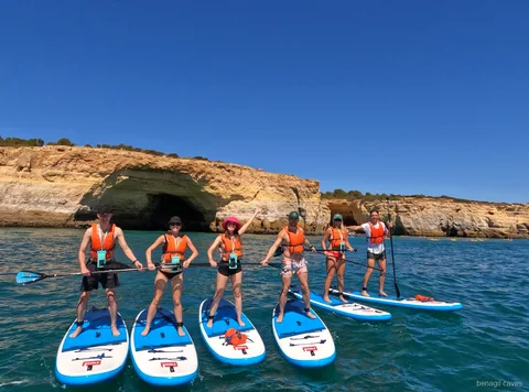 Guide menant un petit groupe lors de l'excursion en paddle à la grotte de Benagil