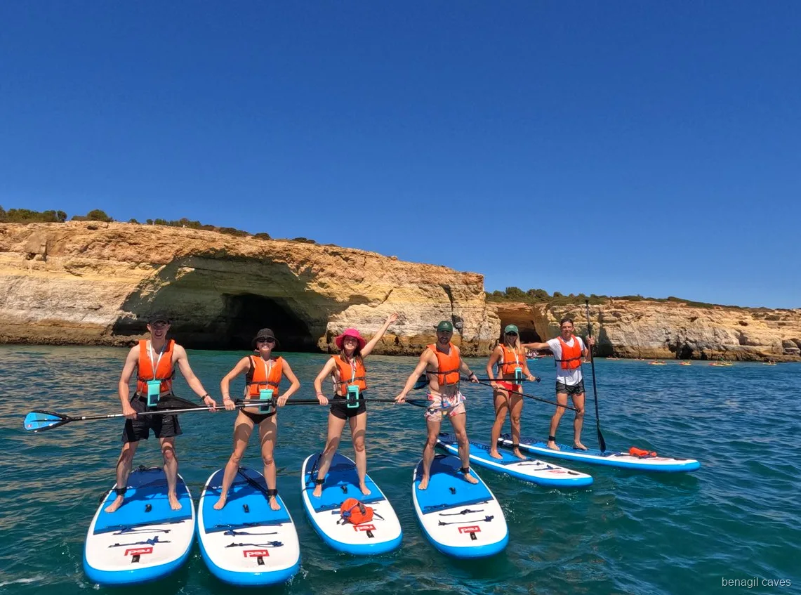 Guide menant un petit groupe lors de l'excursion en paddle à la grotte de Benagil