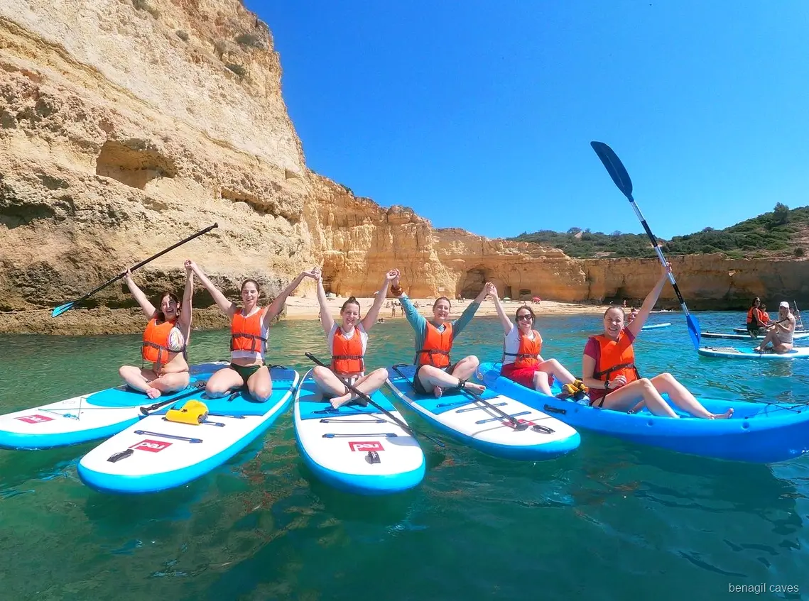 Pagayeurs en paddle approchant de l'Algar de Benagil lors de l'excursion SUP