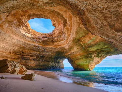 Falaises dorées vues pendant l'excursion en paddle à la grotte de Benagil