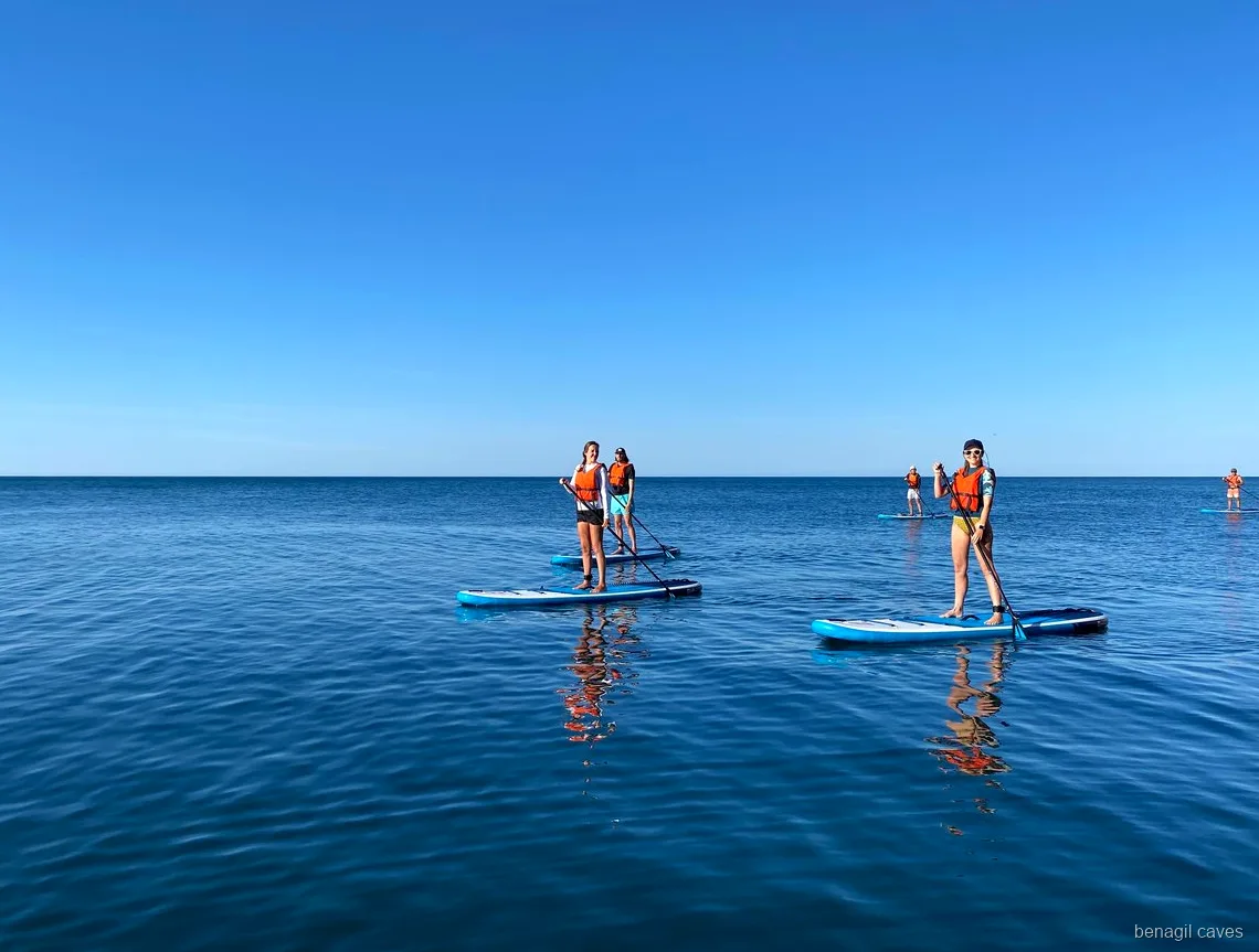 Planches de paddle posées sur le sable près de Benagil pendant l'excursion SUP