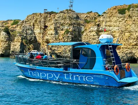 Catamarã a sair da Marina de Lagos no passeio às Grutas de Benagil