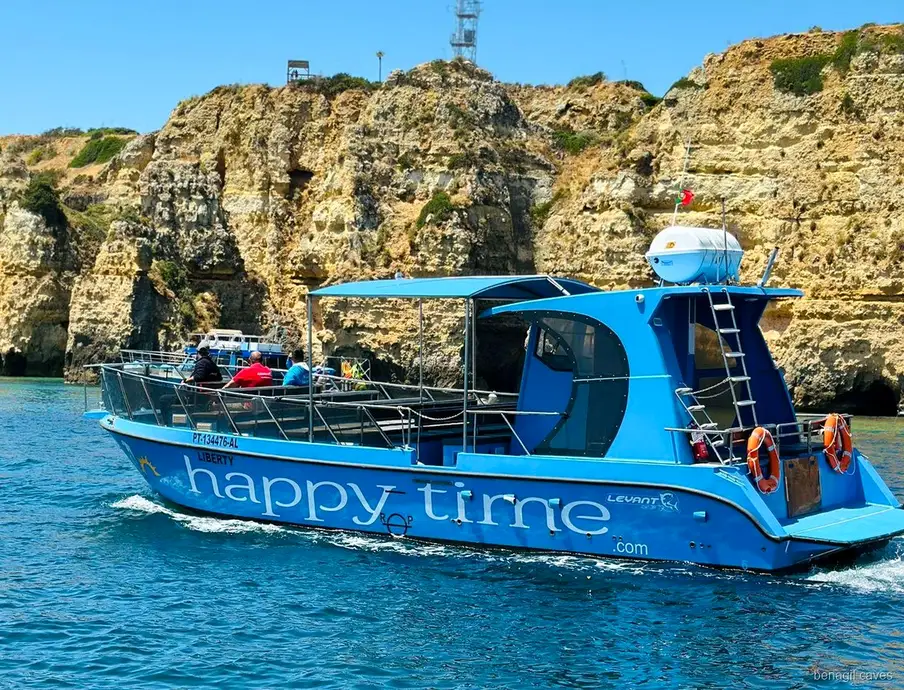 Catamarã a sair da Marina de Lagos no passeio às Grutas de Benagil