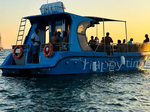 Passageiros relaxados no passeio de catamarã às Grutas de Benagil saído de Lagos