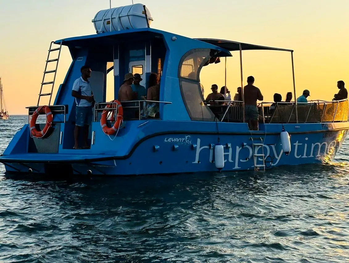 Passageiros relaxados no passeio de catamarã às Grutas de Benagil saído de Lagos