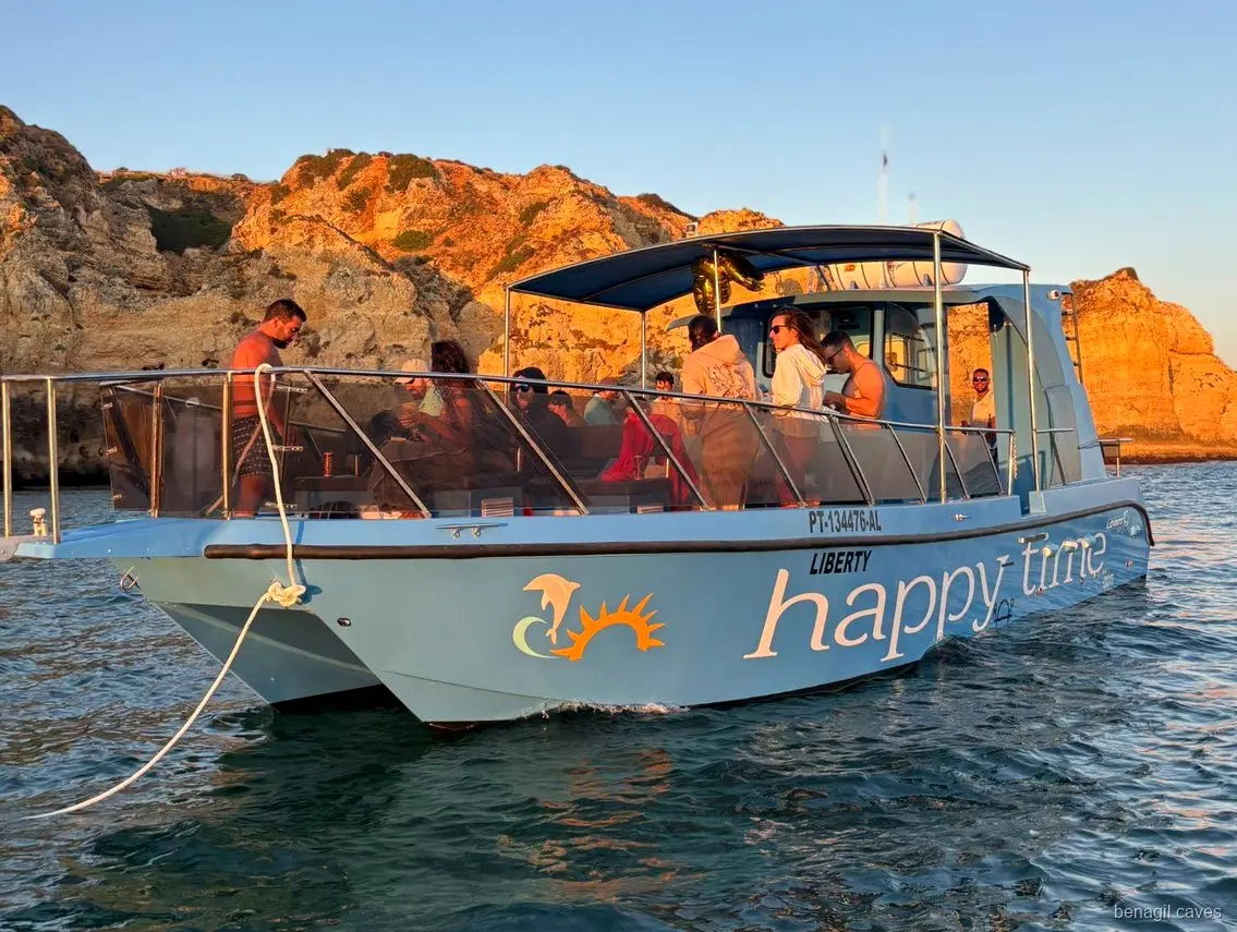 Algar de Benagil visto do catamarã no passeio de barco saído de Lagos