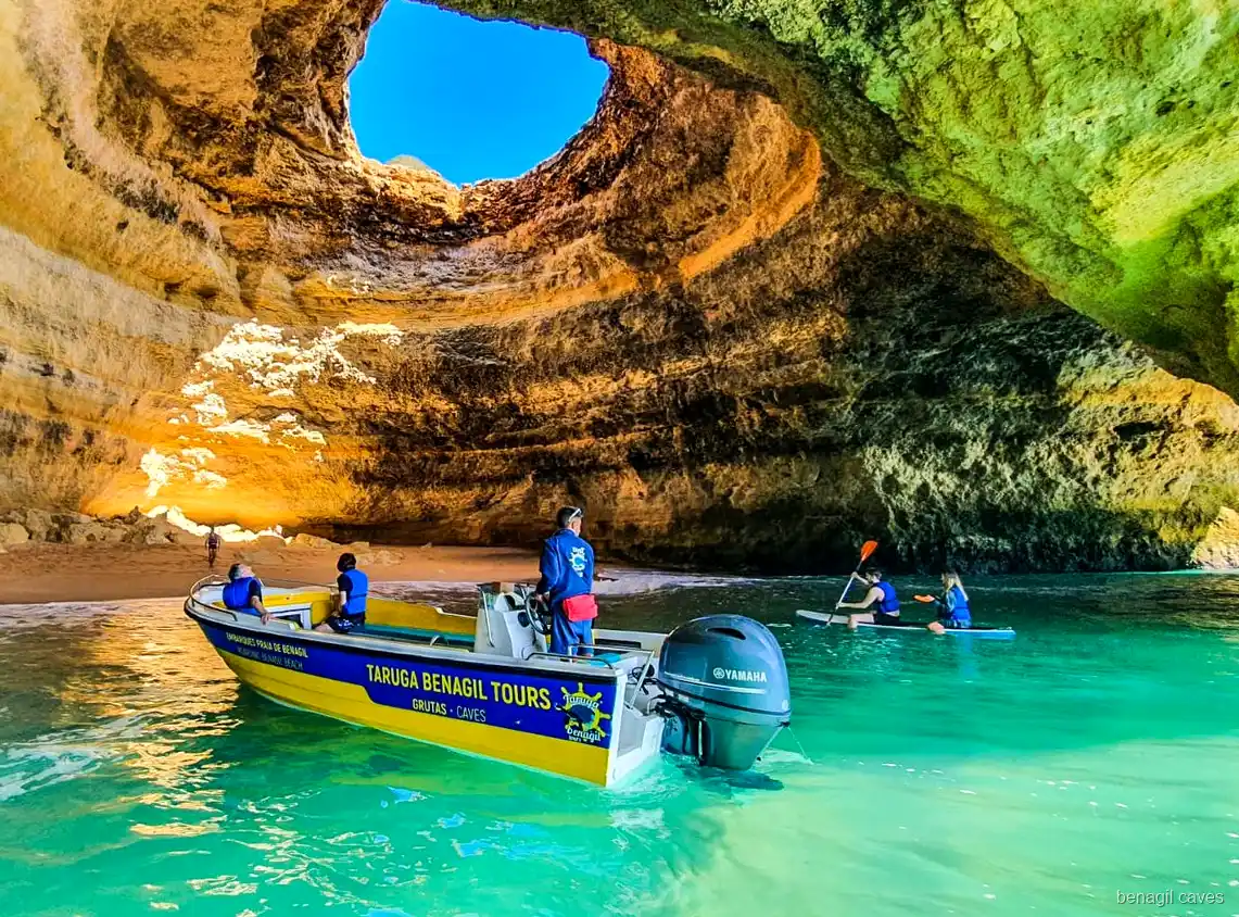 Câmara de areia dourada dentro do Algar de Benagil no passeio de barco expresso