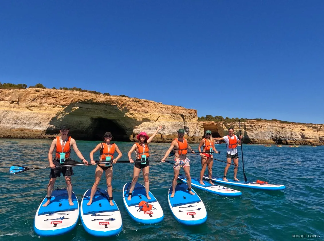 Guia a liderar um pequeno grupo no passeio de paddle às Grutas de Benagil