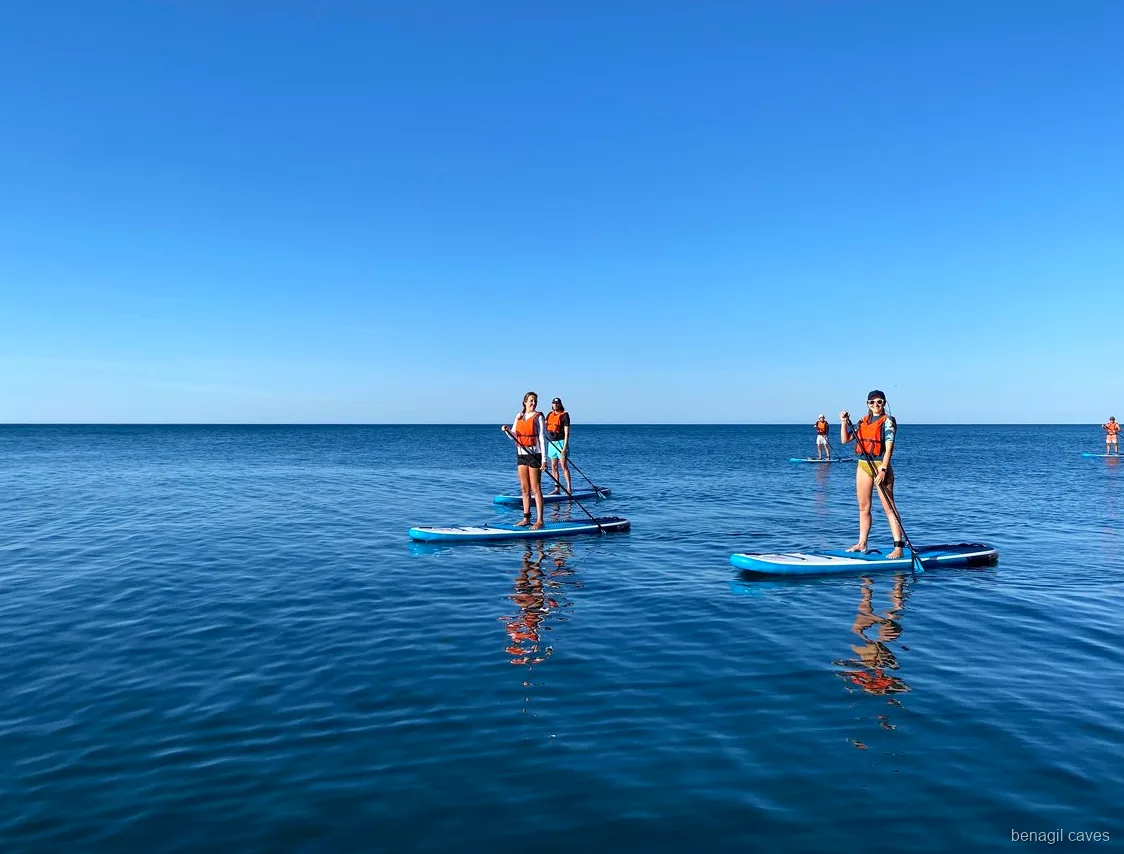 Pranchas de paddle na areia perto de Benagil durante o passeio de SUP