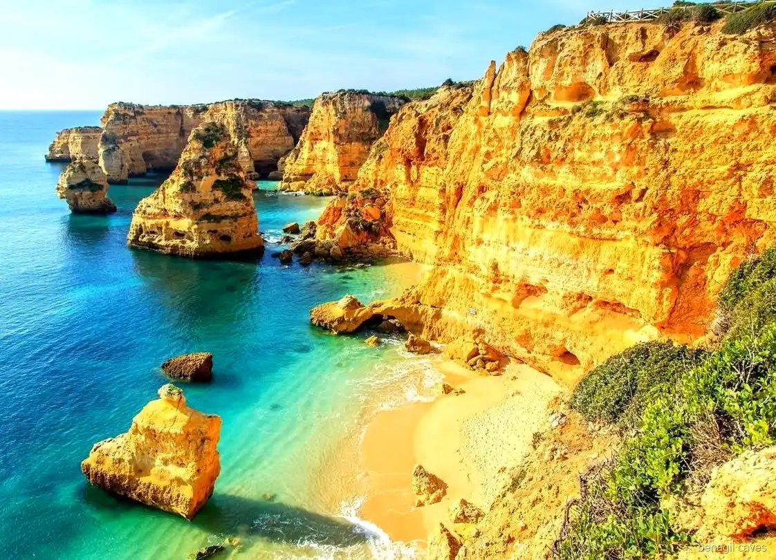 Grupo a caminhar pelo trilho costeiro no passeio de dia completo às Grutas de Benagil saído de Faro