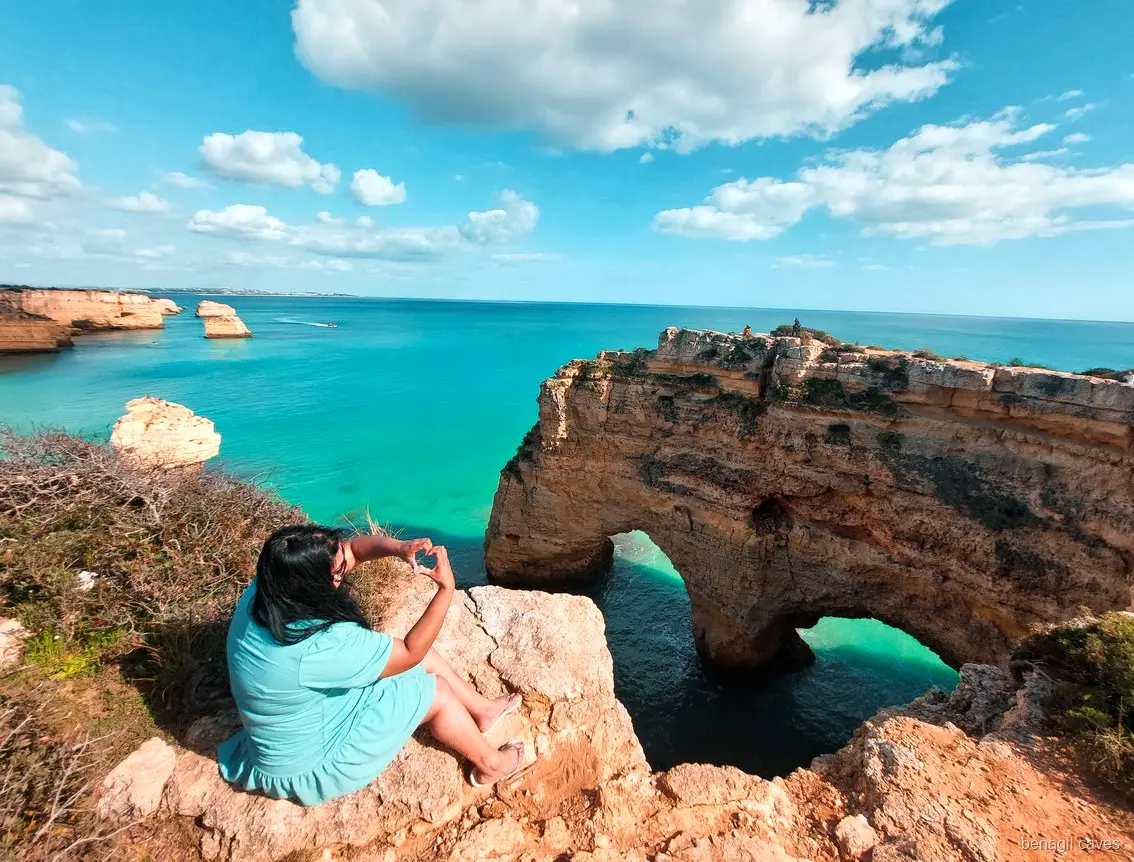 Tempo livre na vila de Carvoeiro durante o passeio de dia completo às Grutas de Benagil
