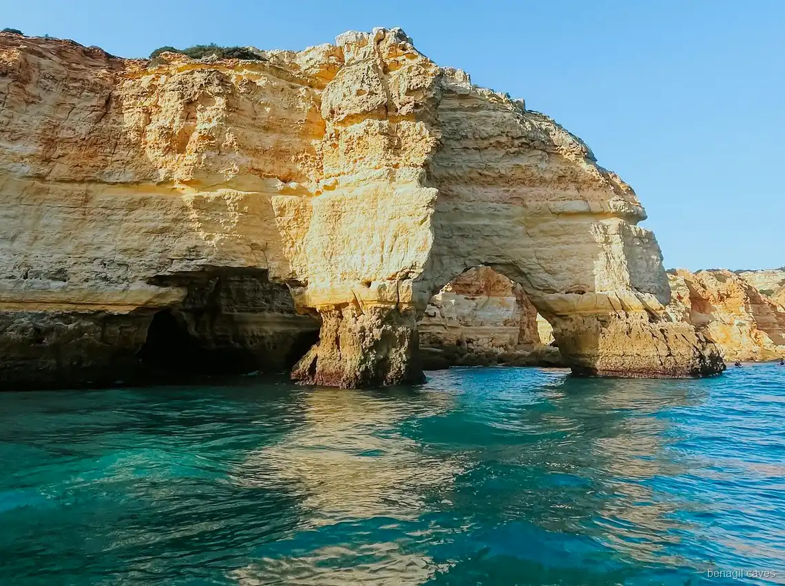 Praia selvagem ao longo da rota do passeio de barco perto de Benagil