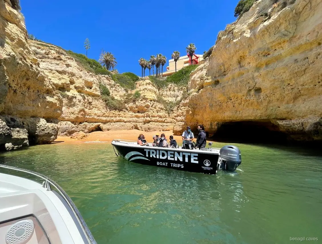 Albandeira Arch widziany na wycieczce do Jaskini Benagil i dzikich plaż