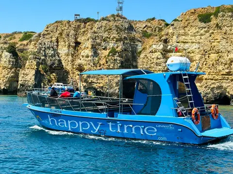 Katamaran wypływający z Marina de Lagos na wycieczce do Jaskini Benagil